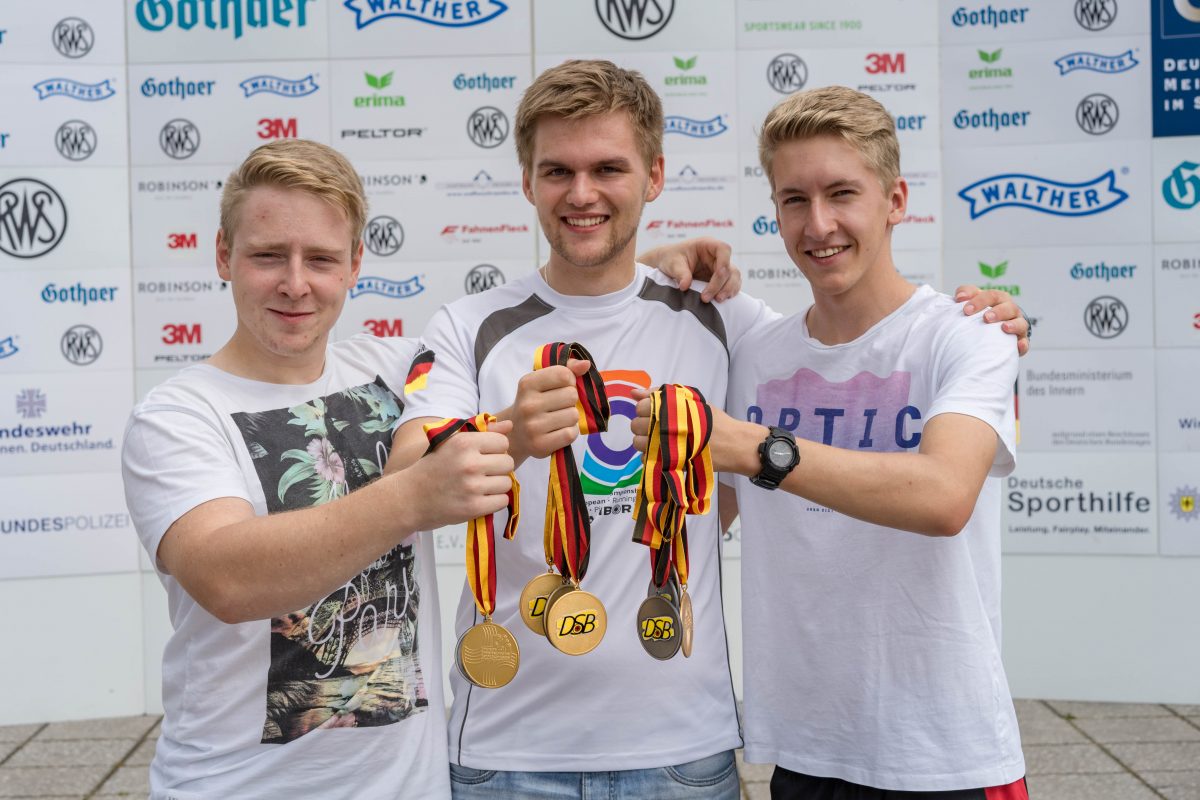Für Furore sorgte bei der Deutschen Meisterschaft in München unsere Junioren-Wettkampfgemeinschaft (v.l.) Marcel Weber, David Koenders und Luc Dingerdißen, die hier stolz die errungenen Medaillen zeigen.